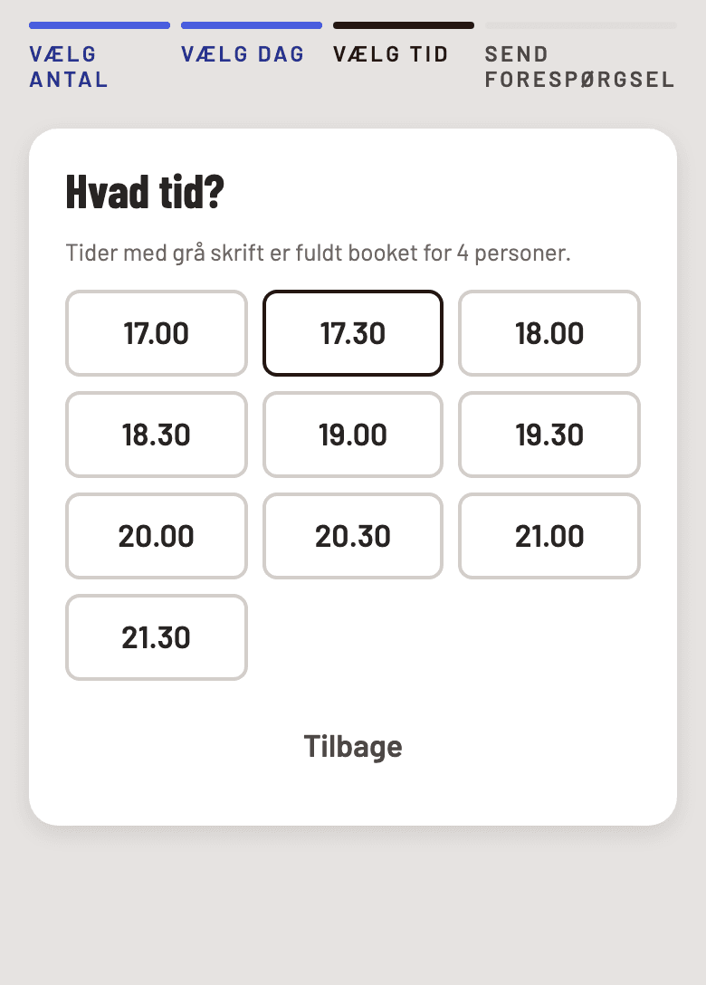 Bookingsiden på en telefon: gæsten vælger tidspunkt, og optagede tider står med grå skrift.